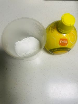 달걀흰자 베이스 준비
옥수수 전분 10g을 계량한 후, 달걀흰자 볼에 레몬즙을 짜 넣습니다. 손으로 두어 번 저어줍니다(레몬즙은 달걀흰자를 안정시키는 데 도움이 되고, 옥수수 전분은 휘핑할 때 유용합니다).
달걀흰자 휘핑하기
달걀흰자에 과립 설탕 40g을 세 번에 나누어 넣고 단단한 뿔이 생길 때까지 휘핑합니다(설탕을 여러 번에 걸쳐 넣으면 달걀흰자가 더 폭신하고 안정적이 되어 부드러운 케이크를 만드는 데 필수적입니다!).