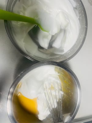 달걀 흰자를 섞습니다(오븐을 즉시 예열하세요). 먼저, 휘핑한 달걀 흰자의 1/3을 반죽 그릇에 넣고 Z자 모양으로 접어줍니다. 그런 다음, 섞은 반죽을 남은 달걀 흰자 그릇에 붓고 Z자 모양으로 접어줍니다. (1/3을 먼저 섞으면 반죽이 