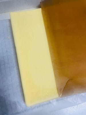 케이크 크러스트 식히기. 굽고 나면 케이크 크러스트를 식힘망에 뒤집어 놓습니다. 먼저 바닥의 유산지를 벗겨낸 후 새 유산지로 덮습니다. (케이크 크러스트를 뒤집어 유산지로 덮으면 케이크 크러스트가 마르고 갈라지는 것을 방지할 수 있습니다. 자연 식혀야 합니다.)