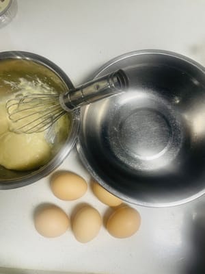 계란을 분리하여 섞습니다. 다른 그릇에 계란 5개의 흰자와 노른자를 분리합니다. 흰자를 새 그릇에 담습니다(물과 기름이 없는 그릇이어야 합니다!). 노른자를 반죽이 담긴 그릇에 붓고, Z자 모양으로 계속 저어가며 잘 섞일 때까지 섞습니다.