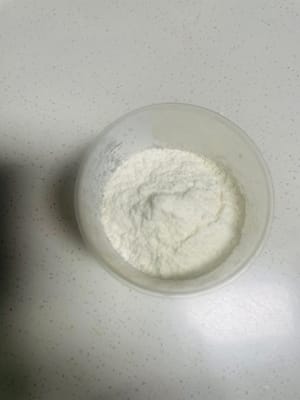 재료의 무게를 측정합니다. 박력분 70g과 설탕 40g을 계량합니다. (이 설탕은 나중에 달걀흰자를 휘핑할 때 사용합니다.)