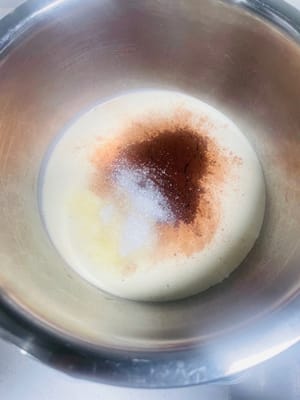 11. 휘핑크림
생크림 휘핑 준비: 실온은 20°C 이하가 좋습니다. 더우면 에어컨을 켜고 볼 아래에 얼음팩을 깔아주세요. (온도가 너무 높으면 크림이 녹아 굳기 어렵습니다.) 생크림 200g에 코코아 파우더 5g과 설탕 19g을 넣고 