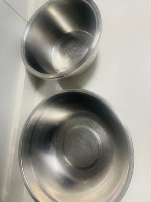 Prepare tools. First, take two clean, oil-free, and water-free large bowls (to avoid oil/water affecting the whipping of egg whites when making cakes, these two bowls will be used to hold the batter and egg whites respectively).