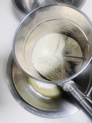 반죽에 밀가루를 넣습니다. 케이크 가루를 붓고 