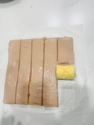 케이크를 돌돌 말아주세요. 케이크 껍질을 5cm 너비로 5등분한 후, 하나씩 천천히 말아 큰 원이 될 때까지 돌돌 말아주세요. (사진 참고, 살살 돌려주세요~) 그 위에 휘핑크림을 한 겹 발라주세요.