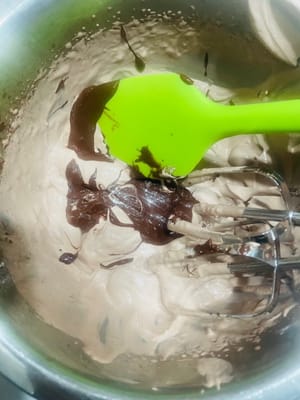 가나슈 크림을 따로 준비합니다. 남은 크림을 녹인 초콜릿에 넣고 잘 섞은 후, 짤주머니에 담습니다.