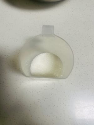 Weigh out the ingredients. Weigh out 70g of cake flour and 40g of granulated sugar (this sugar is for whipping the egg whites later).