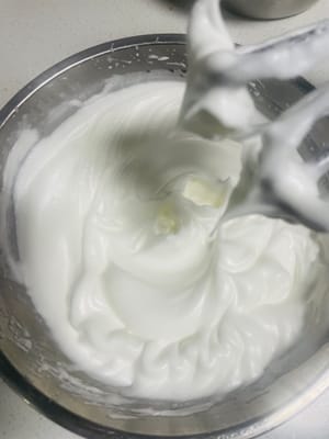 Preparing the Egg White Base
Weigh out 10g of cornstarch, then squeeze some lemon juice into the egg white bowl. Stir manually a couple of times (lemon juice helps stabilize the egg whites, and cornstarch is a helpful tip for whipping).
Whipping the Egg Whites
Add 40g of granulated sugar to the egg whites in three batches, whipping until stiff peaks form (adding sugar in batches makes the egg whites fluffier and more stable, which is key to a soft cake!).