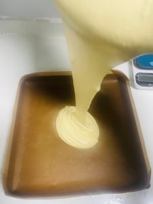 케이크 크러스트 굽기. 반죽을 28×28×3cm 베이킹 팬에 붓고 골고루 펴준 후, 케이크 크러스트 표면이 매끈해지도록 몇 번 가볍게 두드려줍니다. (큰 기포를 제거하여 케이크 크러스트 표면을 매끄럽게 합니다.) 오븐 중간 선반에 넣고 150°C(300°F)에서 20분간 굽습니다. 12분 후에는 알루미늄 호일로 덮어줍니다. (표면이 타는 것을 방지하기 위함입니다.)