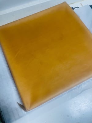 케이크 크러스트 식히기. 굽고 나면 케이크 크러스트를 식힘망에 뒤집어 놓습니다. 먼저 바닥의 유산지를 벗겨낸 후 새 유산지로 덮습니다. (케이크 크러스트를 뒤집어 유산지로 덮으면 케이크 크러스트가 마르고 갈라지는 것을 방지할 수 있습니다. 자연 식혀야 합니다.)