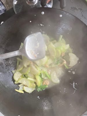 加入芹菜炒30秒