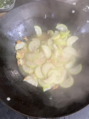 加入200毫升水和泡虾的水，煮8-10分钟