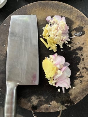 姜、葱、蒜切碎