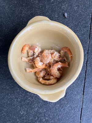 虾米洗净，用水浸泡20分钟。浸泡后，沥干水分备用。