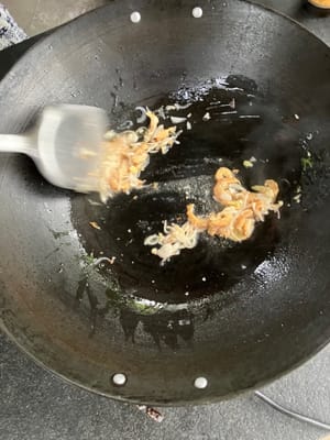 加入沥干的虾，继续翻炒一分钟
