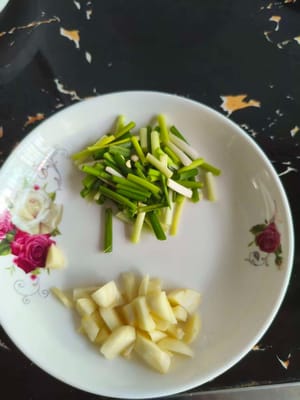 Cut the green onion into small pieces. Dice the garlic and set aside