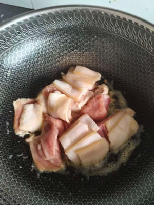 Heat the pan and add the pork belly.