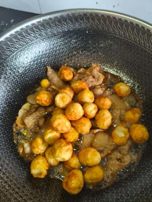 Pour the prepared quail eggs into the pot and stir fry evenly.