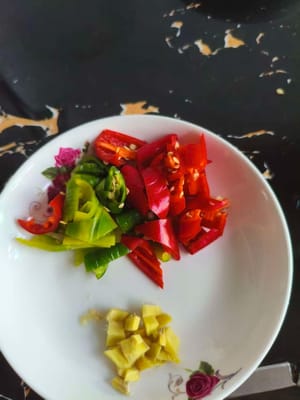 Cut the green and red peppers into triangles and dice the ginger for later use