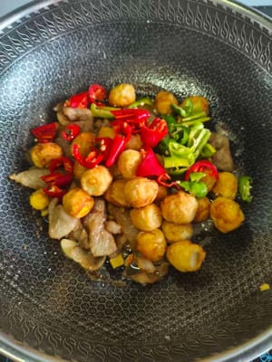 Add the green and red peppers. Add salt, a little sugar, and a teaspoon of oyster sauce. Stir-fry over high heat for 2-3 minutes.