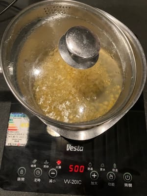 倒掉浸泡豌豆的水。将浸泡好的豌豆放入半升沸水中，煮25-30分钟，盖上锅盖，防止溢出。