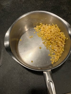 将煮熟的豌豆沥干水分。（不要浪费，喝掉这种富含蛋白质的淡黄色水。）