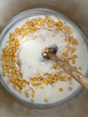 当牛奶混合物变稠时，加入豌豆并继续搅拌 3 分钟