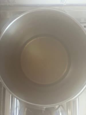 将水和糖煮沸，直至糖溶解