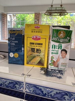 将 400 毫升牛奶、400 毫升椰奶和 100 克玉米淀粉混合在一起。