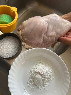 用面粉、盐和米醋清洗猪肚