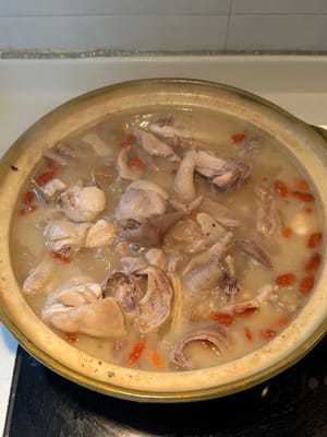 Zuppa di pollo con stomaco di maiale al pepe bianco