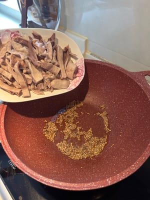 加入猪肚和姜，继续翻炒