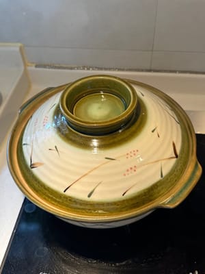 Trasferire in una pentola di terracotta, se possibile, e aggiungere tangshen, sha shen, yuzhu, datteri rossi e longan essiccato. Lasciare cuocere per circa un'ora a fuoco medio-basso.