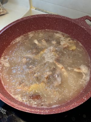Versare acqua bollente (circa 2 litri)