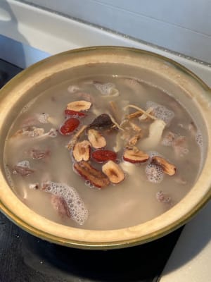 如果可以的话，可以放入砂锅中，加入糖参、沙参、玉竹、红枣和桂圆干。中小火煮约一小时。