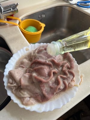 Lavare lo stomaco di maiale strofinandolo con farina e sale, oltre all'aceto di riso