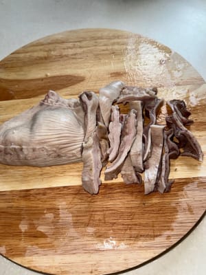 Tagliare lo stomaco di maiale a fette