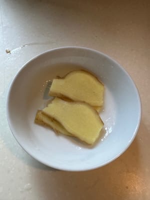 加入猪肚和姜，继续翻炒