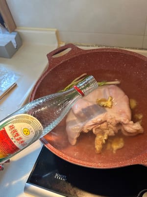 将洗净的猪肚焯水约15分钟