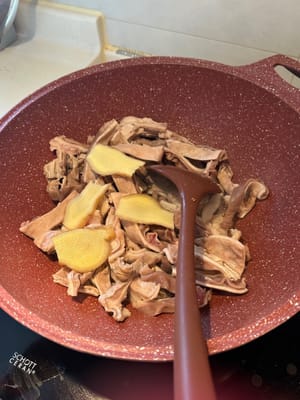 加入豬肚和薑，繼續翻炒