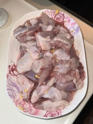 Tagliare anche il pollo a pezzi