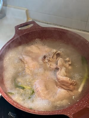 sbollentare lo stomaco di maiale lavato per circa 15 minuti