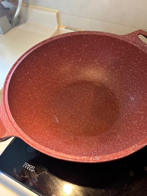 在热锅中倒入油，将白胡椒粒煎约 1 分钟