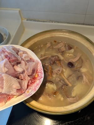 然后加入鸡肉，再煮 20 分钟