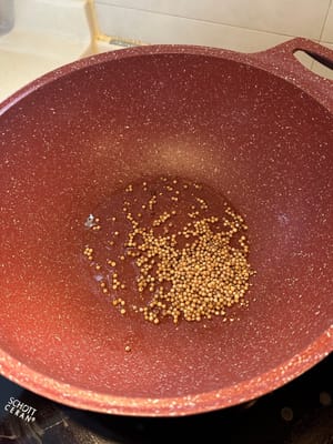 in una padella calda con olio, rosolare i grani di pepe bianco per circa 1 minuto