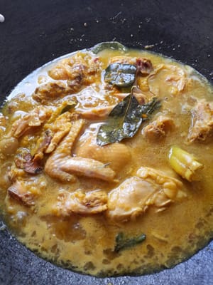 Add the chicken, stir well with the spices, wait until it changes color then pour in water (±600ml) until it is submerged. Cook until the water boils (±10 minutes) reduce the heat. Cover.