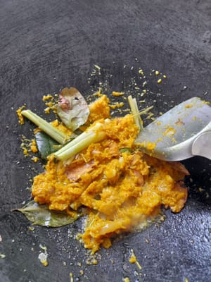 Prepare a frying pan, add 3 tablespoons of oil, saute all the ground spices and Cemplung (1 stalk of crushed lemongrass, 2 bay leaves, 4 lime leaves, 2 thumb joints of crushed Laos (thinly sliced), saute until cooked and fragrant. (Over low heat)