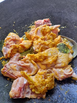 Add the chicken, stir well with the spices, wait until it changes color then pour in water (±600ml) until it is submerged. Cook until the water boils (±10 minutes) reduce the heat. Cover.