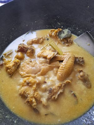 then add the coconut milk, cook over low heat while stirring occasionally so that the coconut milk does not curdle. Add salt (1 teaspoon), brown sugar and 1/2 tablespoon of flavoring (Royco, powdered stock)