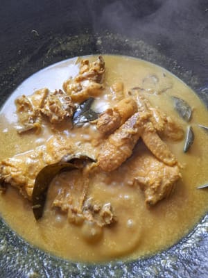Cook until chicken stock appears on the surface of the curry sauce (until cooked). Turn off the heat and sprinkle with fried shallots.